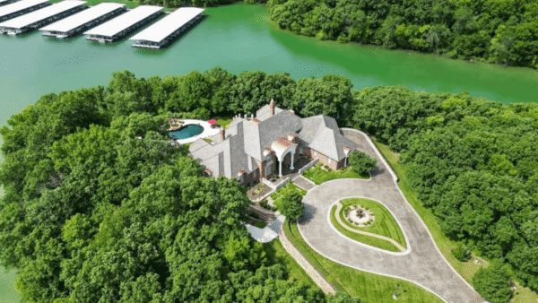 Lakefront Brick Home In Kansas City, Missouri (PHOTOS)