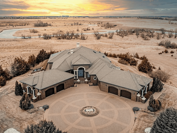 14+ Acre Estate In Mitchell, South Dakota (PHOTOS)