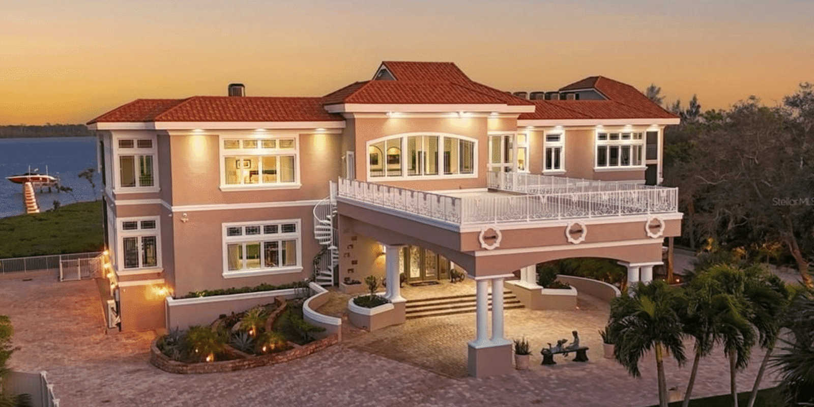 Waterfront Home In Florida With 30-Car Garage (PHOTOS)