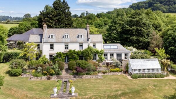 Post-Budget confidence lifts country house market, says Strutt & Parker