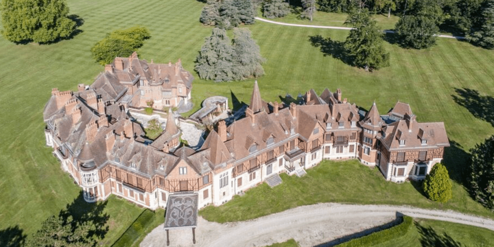 Historic 40 Bedroom Chateau In France (PHOTOS)