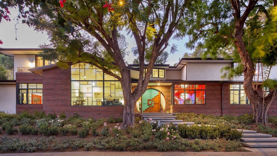 A Cinematic Estate in Encino’s Royal Oaks