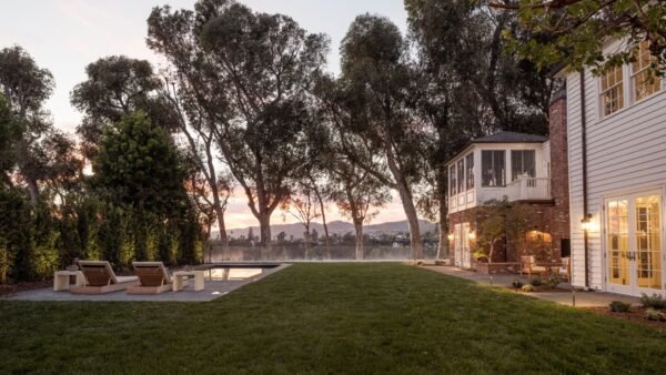 An Enchanting Pacific Palisades Hideaway with Uninterrupted Canyon Views
