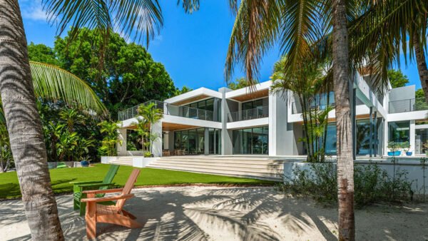 A Stand-Out Islamorada Estate Showcases Coastal Cool and Laid-Back Luxury