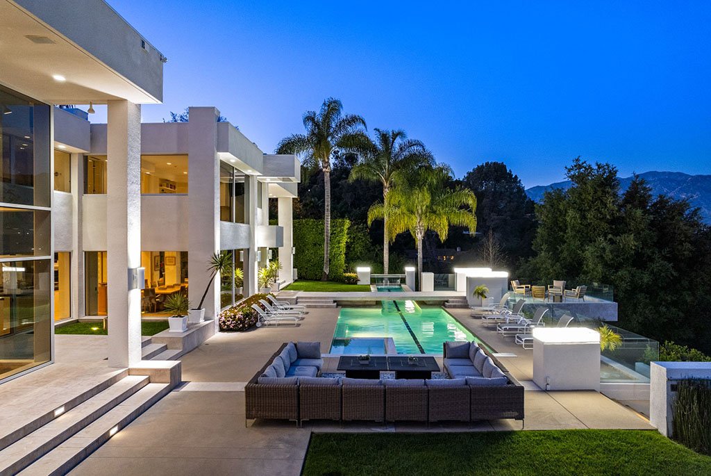 Luxury architectural estate backyard pool and outdoor lounge at 300 N San Rafael Avenue in Pasadena California.