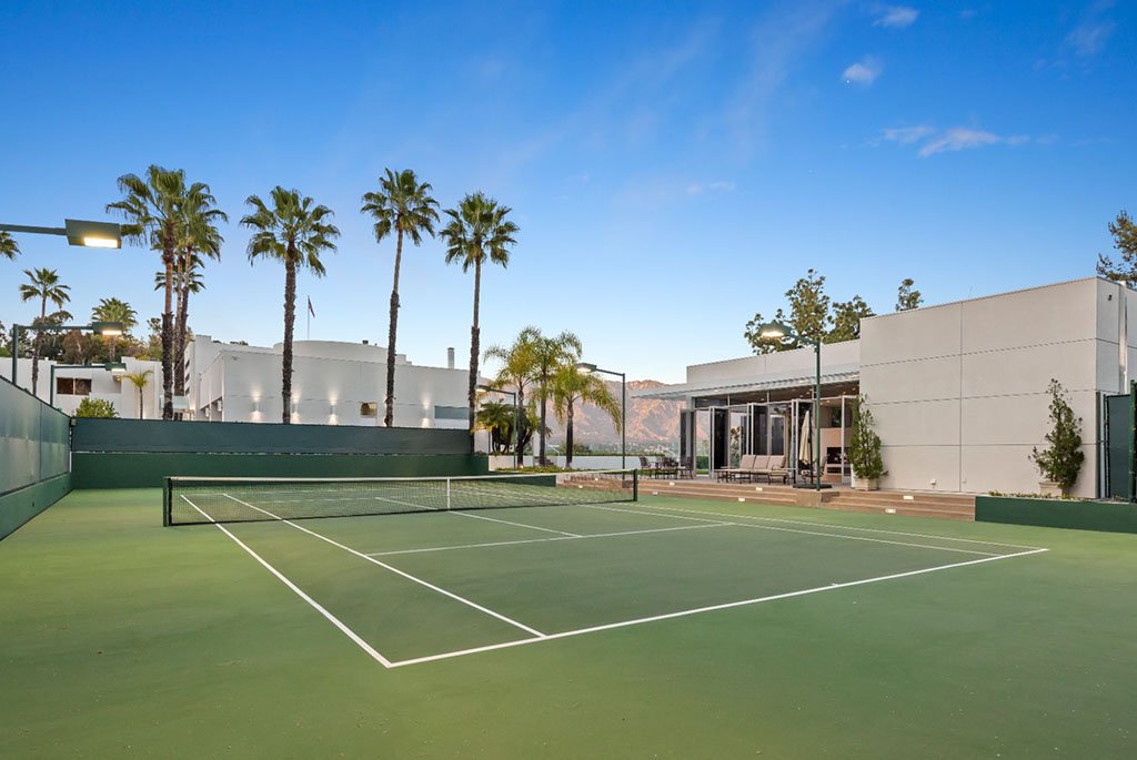 Private championship tennis court and modern guest house at 300 N San Rafael Avenue in Pasadena California.