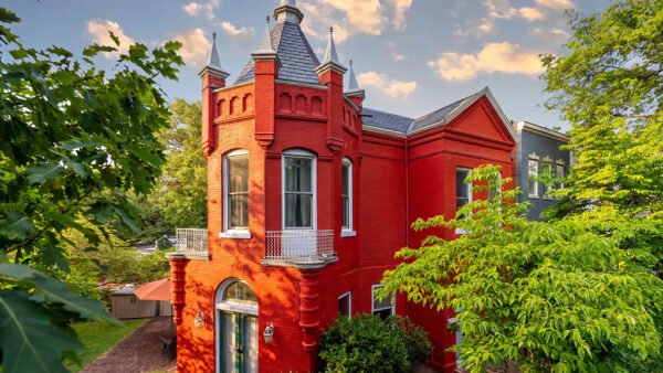 A Castle-Like Victorian Comes to Market for the First Time in 20 Years A Castle-Like Victorian Comes to Market for the First Time in 20 Years