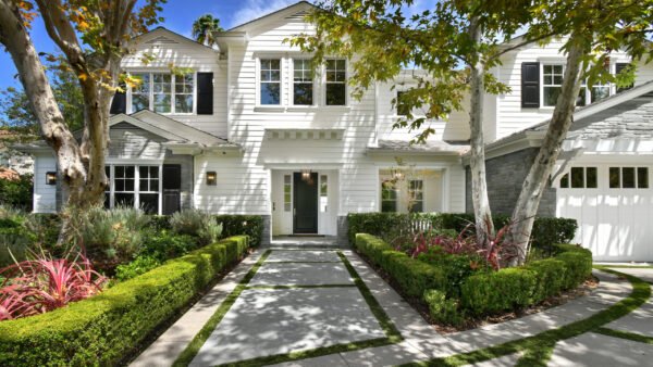 Nick and Vanessa Lachey List Tarzana Estate with Mauricio Umansky and Craig Knizek Nick and Vanessa Lachey List Tarzana Estate with Mauricio Umansky and Craig Knizek