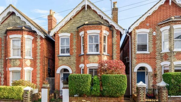 What Does “No Chain” Mean When Buying or Selling a Property?